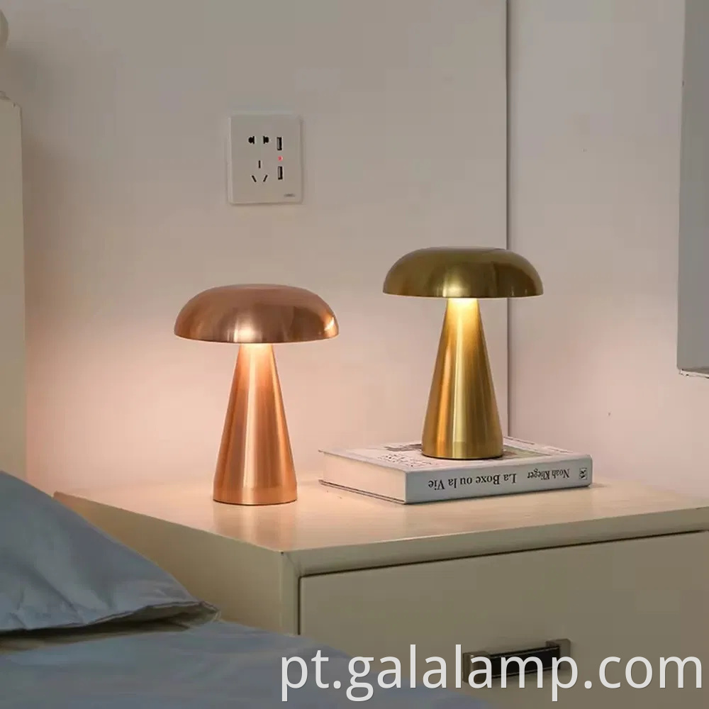 Lâmpada de mesa de metal recarregável de inspiração vintage para ambiente aconchegante